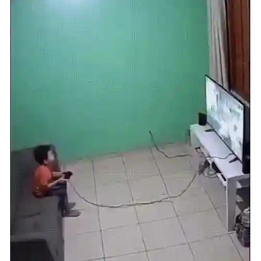 Figurinha: Criança quebrando a TV