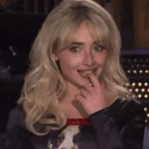 Figurinha: Sabrina Carpenter mandando beijo