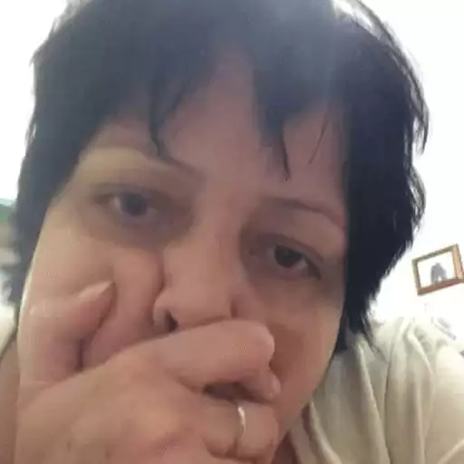 Figurinha: Mulher cobrindo a boca