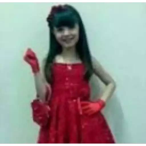 Figurinha: Menina de vestido vermelho