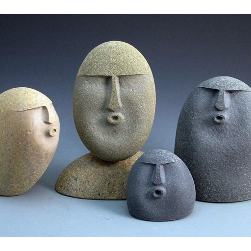 Figurinha: Pedras com caras