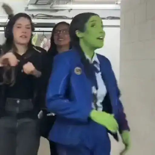 Sticker: Cosplay de She-Hulk bailando