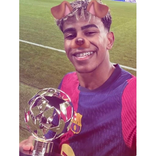 Figurinha: Lamine Yamal com troféu
