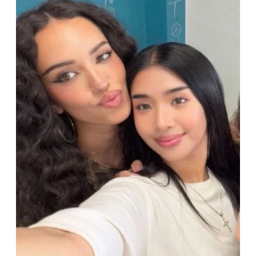Figurinha: Selfie de Duas Amigas
