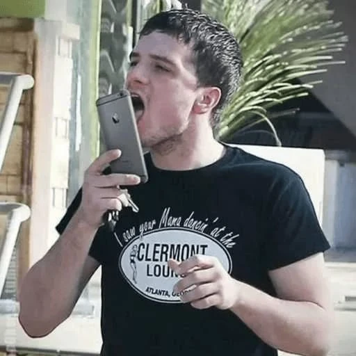 Figurinha: Josh Hutcherson lambendo celular