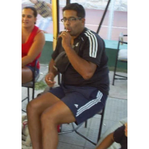 Figurinha: Homem comendo um lanche