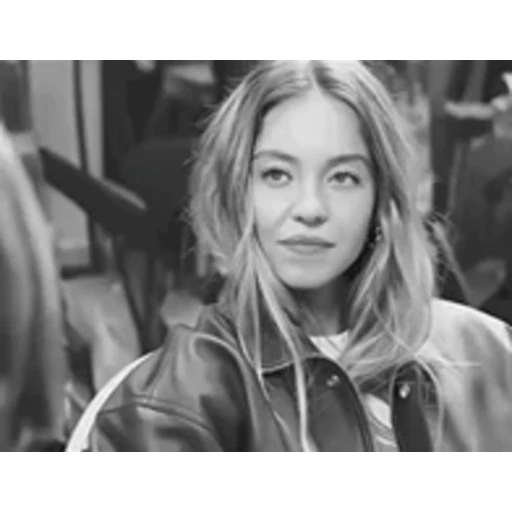 Figurinha: Sydney Sweeney e General Nazista