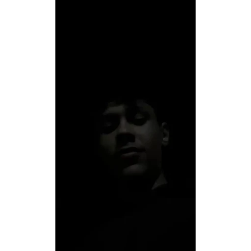 Figurinha: Jovem no escuro