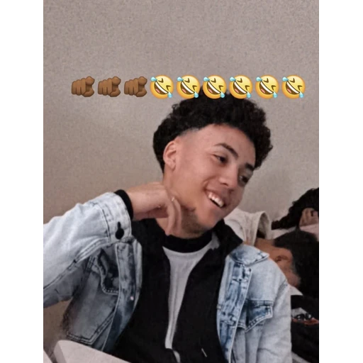 Figurinha: Jovem rindo