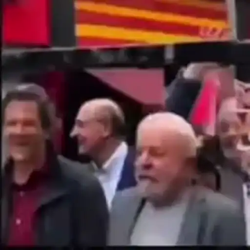 Figurinha: Lula em evento