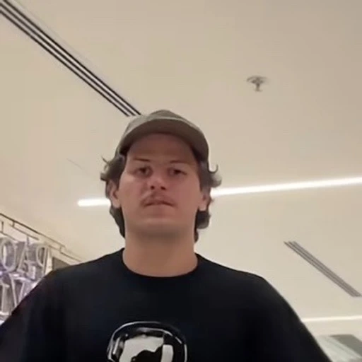 Figurinha: Homem de boné e camiseta preta
