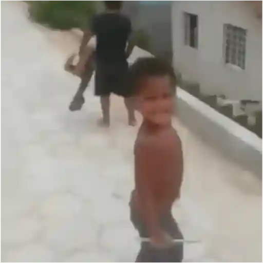 Figurinha: Criança dançando
