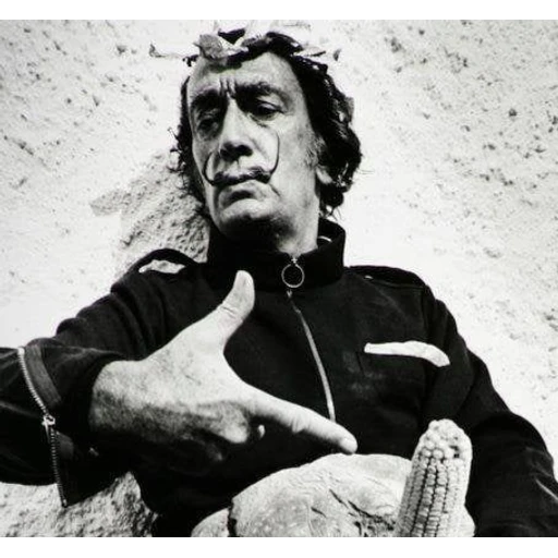 Figurinha: Salvador Dalí com espiga de milho