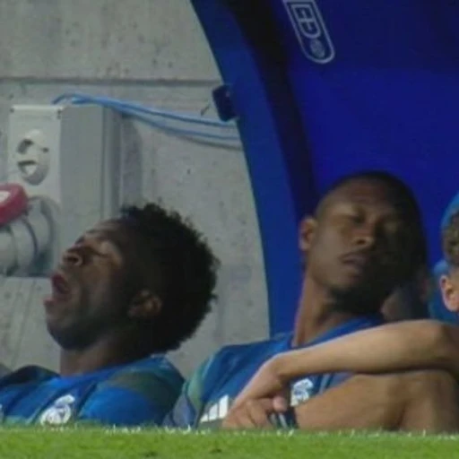 Sticker: Vini Jr. y Alaba cansados