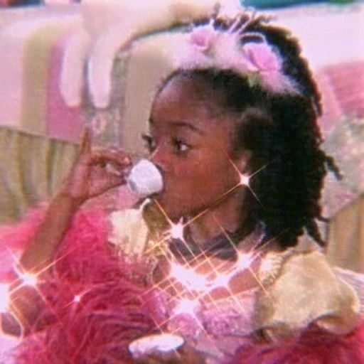 Figurinha: Keke Palmer fazendo chá