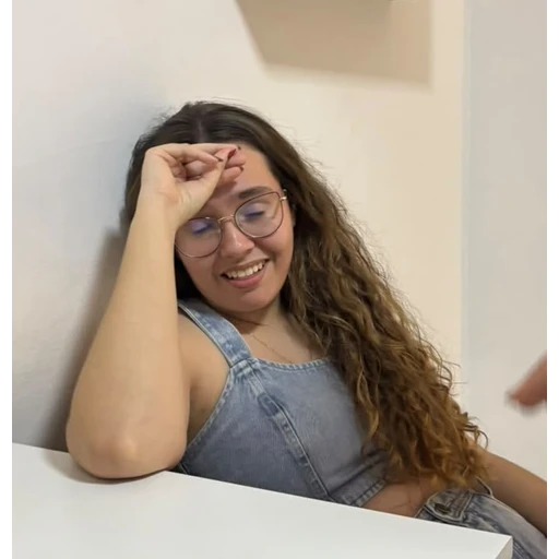 Figurinha: Moça sorrindo