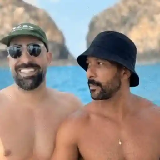 Sticker: Pareja besándose en la playa