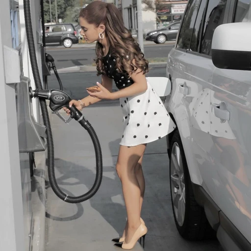 Figurinha: Ariana Grande abastecendo