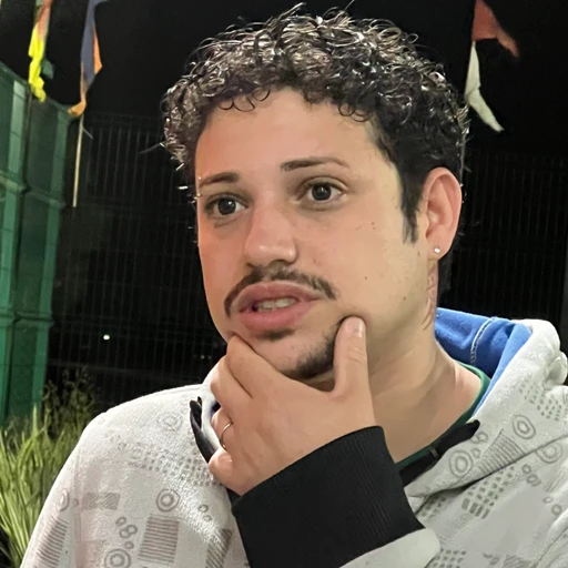 Figurinha: Rapaz pensativo