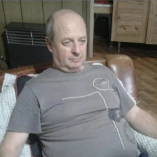 Figurinha: Homem sentado