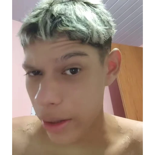 Figurinha: Rosto de adolescente com cabelo platinad