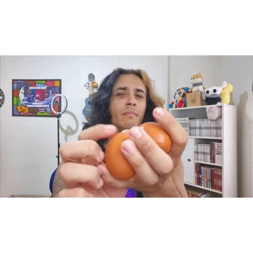 Figurinha: Segurando ovos