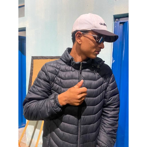 Figurinha: Jovem de boné e óculos