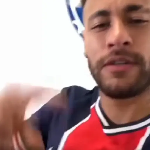 Figurinha: Neymar faz sinal de paz e sorri