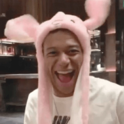 Figurinha: Mbappé com chapéu de coelho