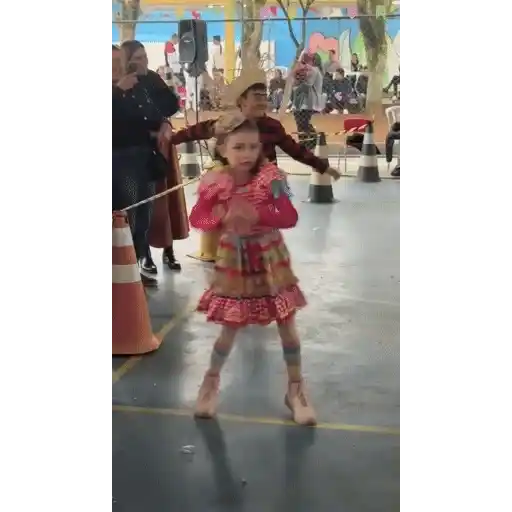 Figurinha: Criança dançando festa junina