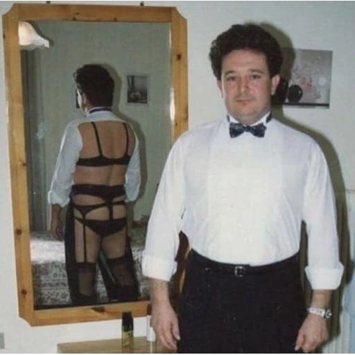 Figurinha: Homem de smoking e lingeries