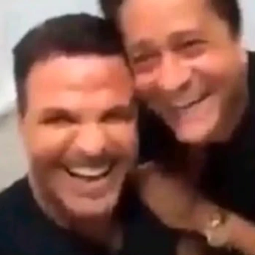 Figurinha: Eduardo Costa e Leonardo