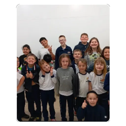 Figurinha: Grupo de amigos da escola