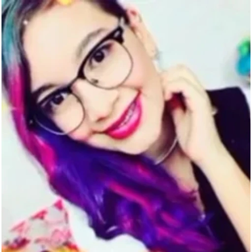 Figurinha: Garota com cabelo roxo e óculos