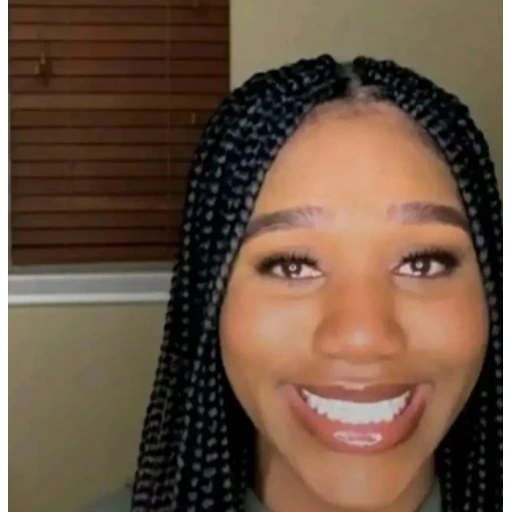Figurinha: Mulher com tranças sorrindo