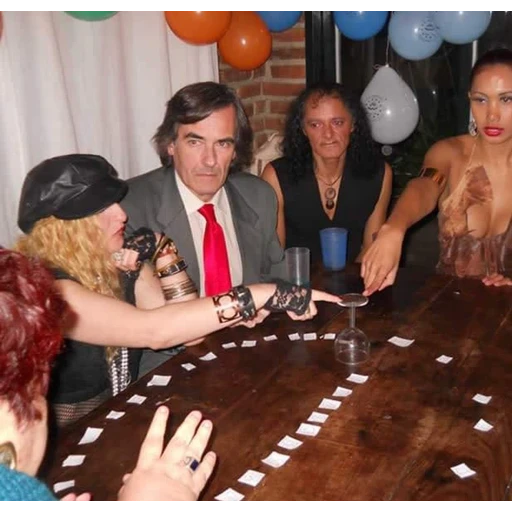 Figurinha: Madonna fazendo sessão espírita