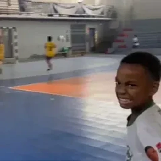 Figurinha: Criança sorrindo