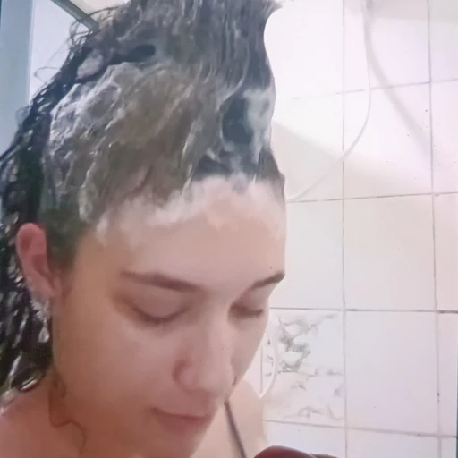 Figurinha: Lavando o cabelo